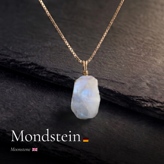 Roher Mondstein Anhänger an Goldkette auf Schiefer mit Schriftzug Mondstein