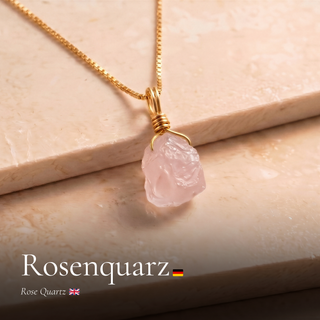 Roher Rosenquarz Anhänger an Goldkette auf Travertin mit Schriftzug Rosenquarz
