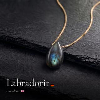Labradorit Tropfen an Goldkette auf dunklem Schiefer mit Schriftzug Labradorit