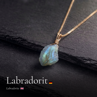 Roher Labradorit Anhänger an Goldkette auf Schiefer mit Schriftzug Labradorit