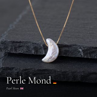 Halbmond Perle an Goldkette auf dunklem Schiefer mit Schriftzug Perle Mond