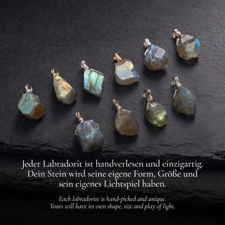 Rohe Labradorite mit Goldösen auf dunklem Schiefer
