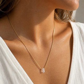 Zylinder Bergkristall Kette am Hals zu weißem V-Ausschnitt, dezenter Kristallschmuck