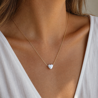Perle Herz Kette am Dekolleté zu weißem Top, romantischer Perlenschmuck