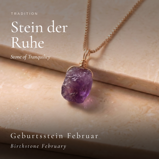 Roher Amethyst als Stein der Ruhe und Geburtsstein Februar auf Marmorsockel