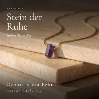Amethyst Zylinder als Stein der Ruhe, Geburtsstein Februar, auf warm beleuchtetem Stein