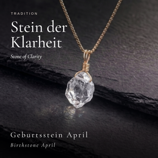 Roher Bergkristall als Stein der Klarheit und Geburtsstein April auf Schiefer