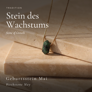 Smaragd als Stein des Wachstums und Geburtsstein Mai, Zylinder auf Travertin