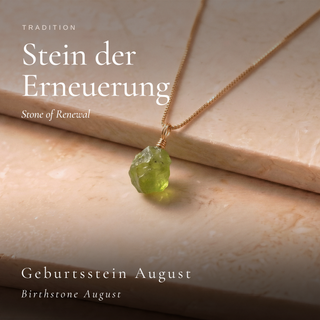 Roher Peridot als Stein der Erneuerung auf warm beleuchtetem Stein
