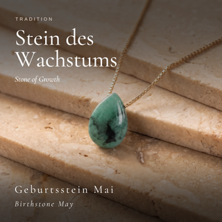 Smaragd als Stein des Wachstums, Geburtsstein Mai – Tropfenanhänger auf dunklem Hintergrund