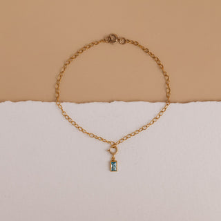 Aquamarin Armband in Gold: feine Ankerkette mit facettiertem Aquamarin als Charm