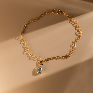 Goldenes Armband mit Aquamarin im warmen Licht