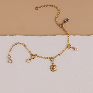 Armband mit mehreren Charms: der Aquamarin kombiniert mit Sonne, Perle und Herz