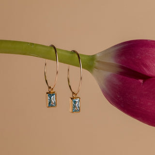 Goldene Creolen mit Aquamarin an einem Tulpenstiel