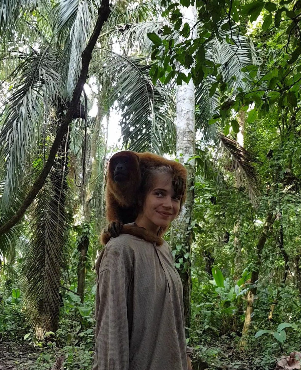 Carola with the howler monkey Biton on her shoulder in the Bolivian jungle