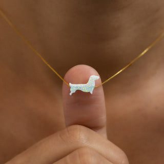 Dackel Kette in Opal-Optik: weißer Dackel auf dem Daumen, zeigt die Größe