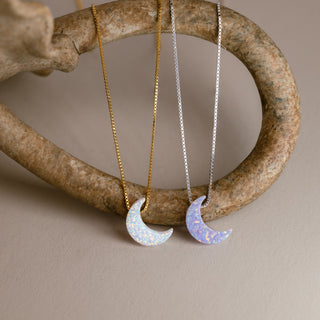 Halbmond Kette in Gold mit weißem Mond und in Silber mit lila Mond an einem gebogenen Ring