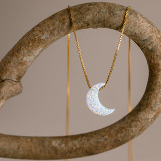 Goldene Halbmondkette mit weißer Mondsichel an einem gebogenen steinfarbenen Ring