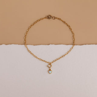 Opal Herz Armband in Gold: feine Ankerkette mit kleinem Opalherz als Charm