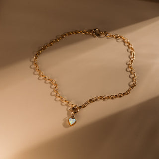 Goldenes Armband mit Opalherz im warmen Licht