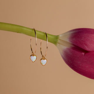 Goldene Creolen mit Herz aus Opal an einem Tulpenstiel