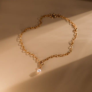 Goldenes Armband mit ovaler Süßwasserperle im warmen Licht