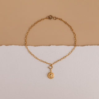 Sonne Armband in Gold: feine Ankerkette mit kleiner Sonne als Anhänger