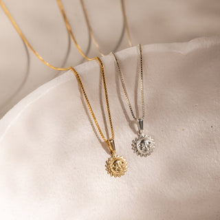 Sonne Kette in 14K Goldgefüllt und in Sterlingsilber 925 nebeneinander auf heller Keramik