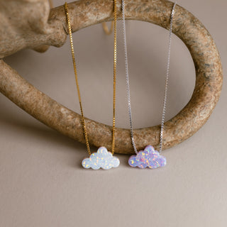 Wolken Kette in Gold mit weißer Wolke und in Silber mit lila Wolke an einem gebogenen Ring
