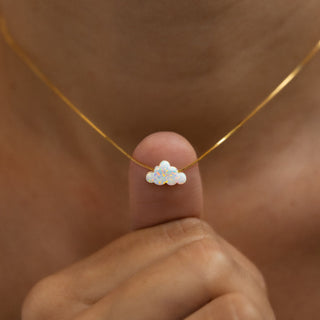 Wolken Kette in Opal-Optik: weiße Wolke auf dem Daumen, zeigt die Größe